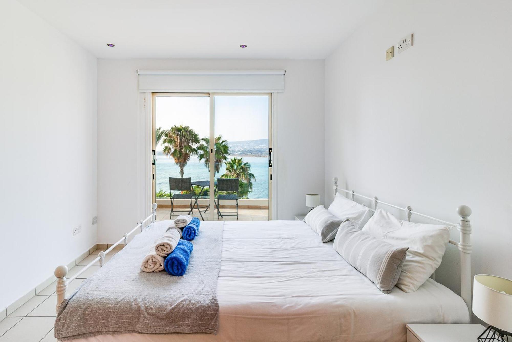 Beach Front Villa Mer Blu By Ezoria Villas Coral Bay Exterior photo